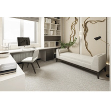 Helles Arbeitszimmer mit Schreibtisch, Stuhl, Regal und Liege