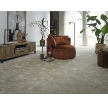 Wohnzimmer mit Teppich, Sessel und Holzmöbeln für eine warme Atmosphäre