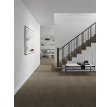 Flur mit Teppichboden, Treppe und Sitzbank