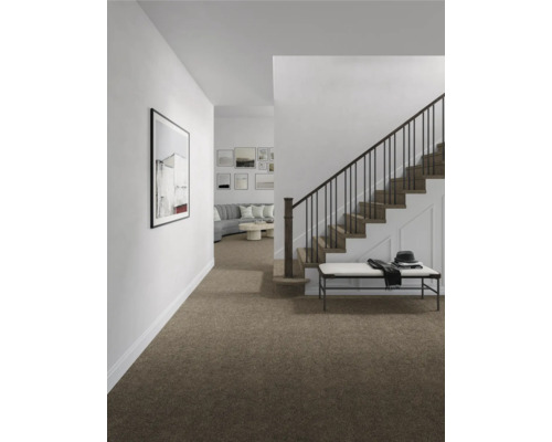 Flur mit Teppichboden, Treppe und Sitzbank