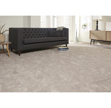 Wohnzimmer mit Teppichboden, Sofa und Kommode