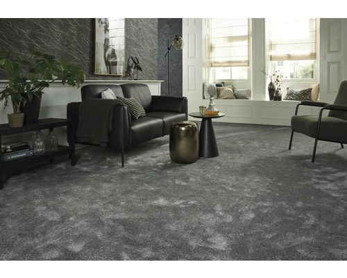 Modernes Wohnzimmer mit Sofa, Sesseln und grauem Teppichboden.