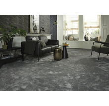 Wohnzimmer mit grauer Teppichauslegware, Sofa und Sessel