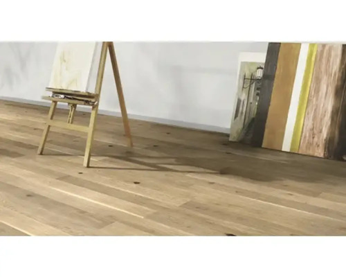Heller Holzboden mit Staffelei und Bildern