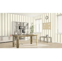 Büro mit Schreibtisch, Regal, Uhr und gestreifter Tapete