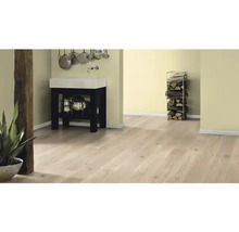 Heller Raum mit Holzboden, Spüle und Holzlager