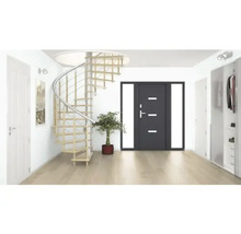 Helle Diele mit Holztreppe, Haustür und Garderobe