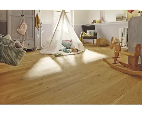 Helles Kinderzimmer mit Holzfußboden, Spielzelt und Spielzeug