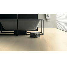 Badezimmer mit freistehender Badewanne, Handtüchern und hellem Holzboden.