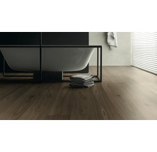 Badezimmer Szene mit Badewanne, Handtüchern und Holzboden