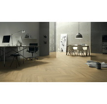 Büro mit Holzboden im Fischgrätmuster, Schreibtisch, Stuhl und Esstisch