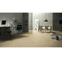 Ein heller Raum mit einem modernen Arbeitsplatz, einem Esstisch und einem hellen Holzboden in Fischgrätmuster.