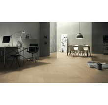 Heller Raum mit Holzboden, Schreibtisch und Stühlen