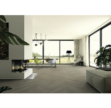 Heller Wohnraum mit Kamin, Esstisch, Stühlen und großen Fenstern für eine helle und einladende Atmosphäre.