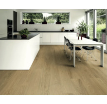 Moderne Küche mit Holzboden, Kücheninsel, Esstisch und Stühlen