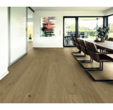 Heller Wohnraum mit Holzboden, Esstisch und Stühlen