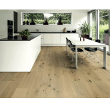 Helles Holzbodenmuster in einem modernen Küchen- und Essbereich.