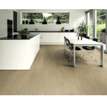 Helle Küche mit Esstisch und Holzboden