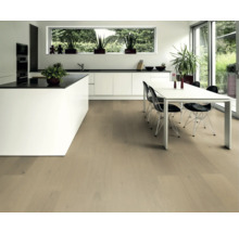 Heller Holzboden in einem modernen Küchendesign mit Kochinsel und Esstisch.