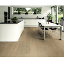 Heller Holzboden in moderner Küche mit Kochinsel und Essbereich.