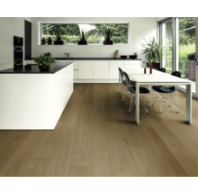 Helles Interieur mit Holzboden, Kücheninsel und Esstisch mit Stühlen