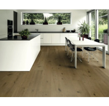 Helles Zimmer mit Holzboden, Küchenzeile und Esstisch