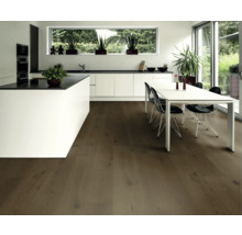 Helle, moderne Küche mit Kücheninsel, Esstisch mit Stühlen und Parkettboden