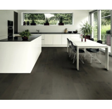 Helle Küche mit dunklem Holzboden, Kücheninsel und Esstisch