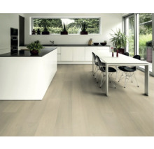 Heller Holzboden in einem modernen Küchen- und Essbereich.