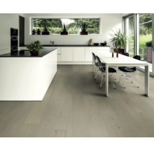 Heller Holzboden in modernem Küchendesign mit Kochinsel und Esstisch