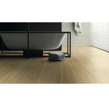 Badezimmer mit freistehender Badewanne, Handtüchern und Holzboden