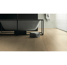 Badezimmer Szene mit Badewanne, Handtüchern und Holzboden