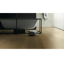 Badezimmer mit freistehender Badewanne, Handtüchern und Holzboden