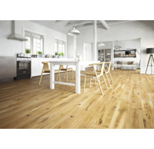 Heller Wohnraum mit Holzboden, Esstisch und Küchenbereich.