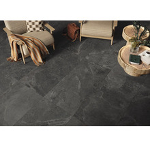 Bodenfliesen im Innenraum mit zwei Stühlen und zwei Beistelltischen.