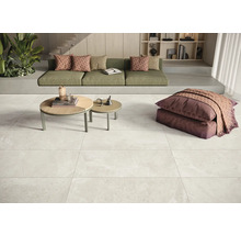 Heller Wohnraum mit Fliesenboden, Couch und Couchtischen