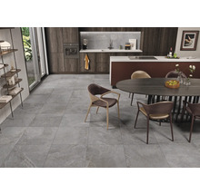 Heller Raum mit grauem Fliesenboden, Esstisch und Stühlen