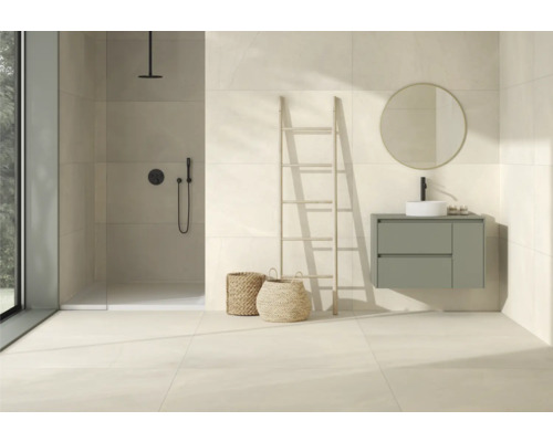 Modernes Badezimmer mit Dusche, Waschtisch, Spiegel und Deko-Leiter