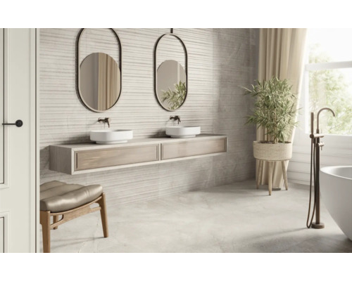 Produktbild 2 (groß) Helles Badezimmer mit Doppelwaschtisch, Spiegeln und freistehender Badewanne