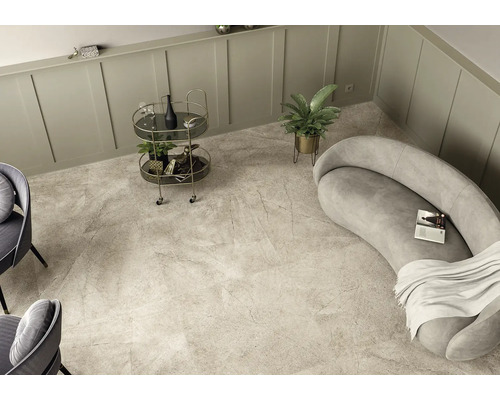 Heller Raum mit Bodenfliesen in Marmoroptik, Sofa und Barwagen