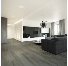 Helles Wohnzimmer mit Sofa, Fernseher und Holzfußboden.