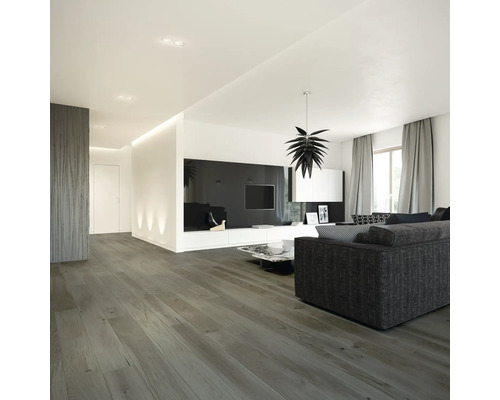 Helles Wohnzimmer mit Sofa, Fernseher und Holzfußboden.