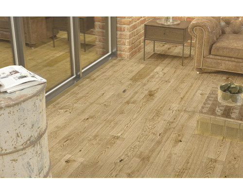 Heller Holzboden in einem Wohnzimmer mit Möbeln und Dekorationen.