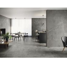 Heller Wohnraum mit Esstisch, Kücheninsel und grauen Fliesen.