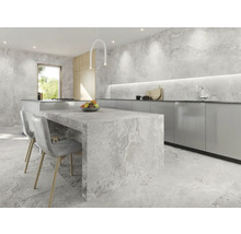 Helle Küche mit Kücheninsel, Stühlen, Küchenschränken und Marmorfliesen.