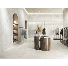 Innenraum eines Bekleidungsgeschäfts mit Kleiderständern, Regalen und Dekorationsartikeln