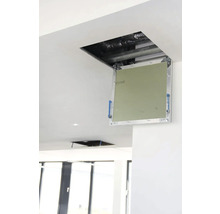 Geöffnete Revisionsklappe in einer Zimmerdecke.