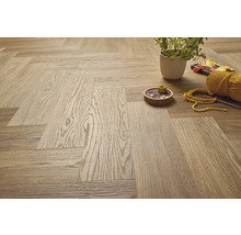 Bodenbelag mit Holzoptik im Fischgrätmuster verlegt