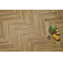 Bodenbelag aus Holzimitat im Fischgrätenmuster mit Dekoration