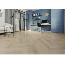 Innenraum mit hellem Fischgrätparkett, Schreibtisch und Sofa